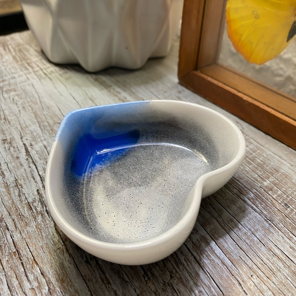 Heart Shaped Dish / Tray - Black + Blue + White + Gray - Picture 6 of 12